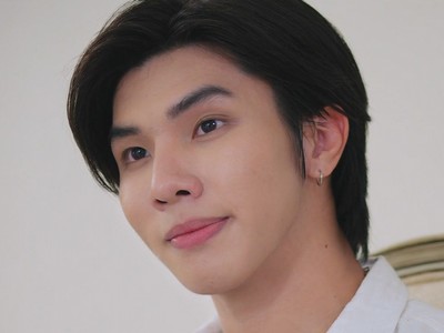Thad is portrayed by Singaporean-Thai actor Lee Long Shi (李龙世).