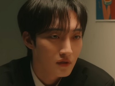 Alt is portrayed by Korean actor Kang Seon Ho (강선호).