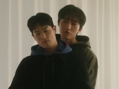 Ian and Alt live together.