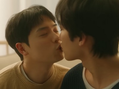 Ian and Alt share a kiss.