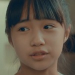 The child version of Yu He is portrayed by Kaitlyn Song (å®‹äº­é ¤).