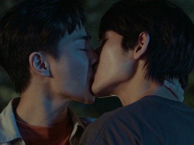 Jin and Phee kiss in the cabin balcony.