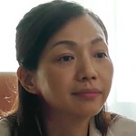 The therapist is portrayed by the actress Wanfang Lin (林萬芳).