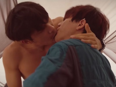 Jian-yi and Li-wei share a kiss in a deleted scene of Dear Tenant.