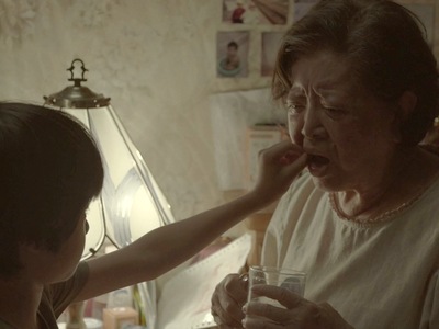 You-yu murders his grandma by feeding her the drugs.