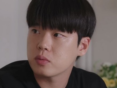 Yoonoh is portrayed by Korean actor Kim Hangeul (김한글).