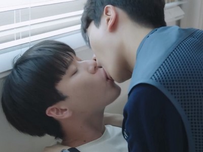 Yoonoh and Taein are kissing.