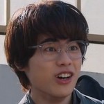 The band leader is portrayed by Japanese actor Hinata Inoue (井上陽向大).