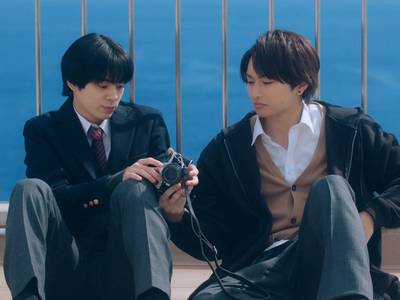 Konno gives his camera to Hayakawa.