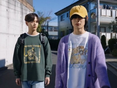 Daichi and Kakeru walk outside.