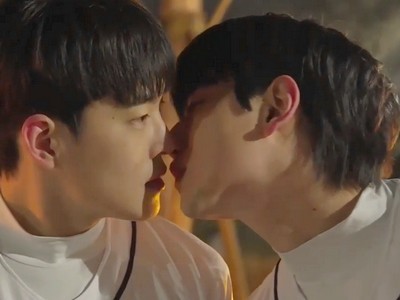 Jeongho and Taehun kiss at night.