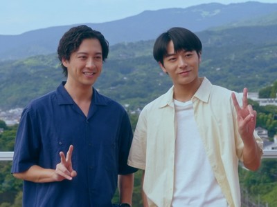 Takoi and Shiono take a picture together.
