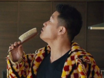 Kosuke sings a song to his hairbrush.