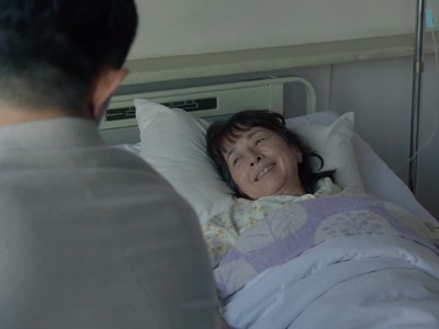 Kosuke stays with Ryuta's mom at the hospital.
