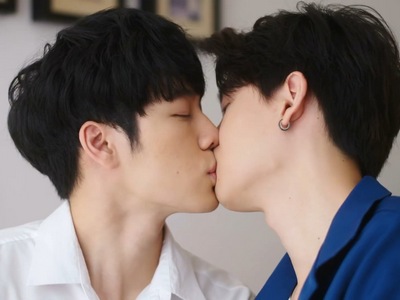 Mark and Vee kiss each other in En of Love: Love Mechanics.