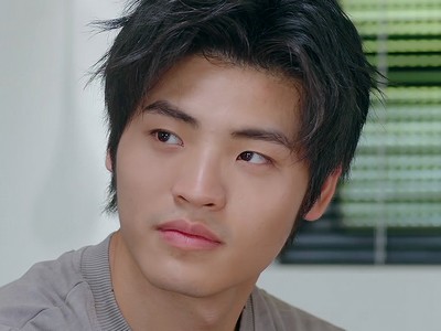 Jia Qian is portrayed by Taiwanese actor Lawrence Lo (羅章恩).