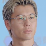 The professor is portrayed by Japanese actor Win Feng (風田).