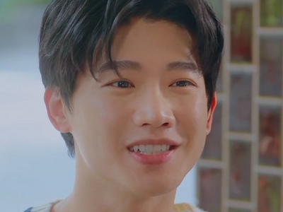 Zhen Qun is portrayed by Taiwanese actor Sing Hom (洪言翔).