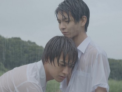 Mitsuru listens to Koichi's heartbeat in the rain.