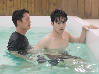 Min Hwan and Jin Hyuk are swimming.