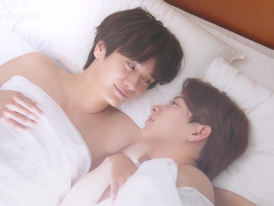 Ryo and Zen are in bed.
