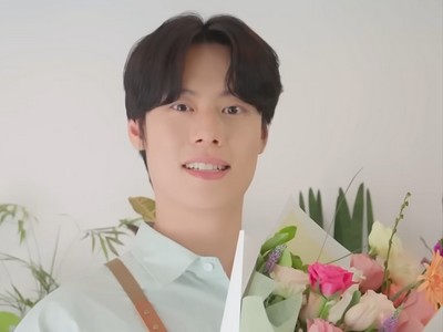 Lee Jun is a flower shop owner.