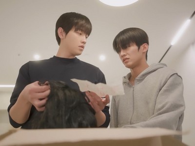 Geonwoo is being stalked. Jaeyeon is worried for him.