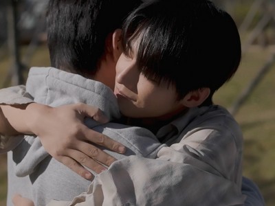 Jaeyeon and Taewoo hug.