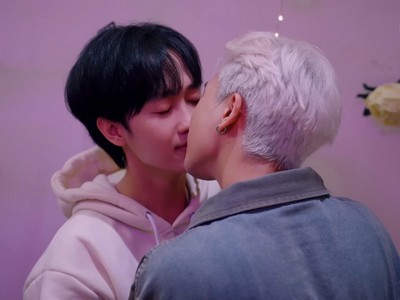 Binh and Thang kiss for the first time.