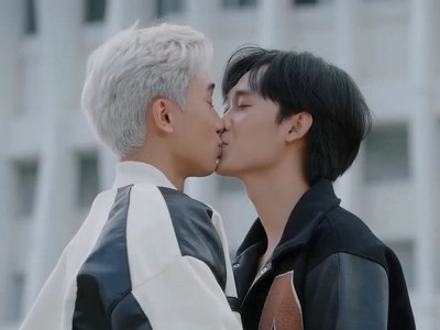 Binh and Thang kiss in the finale.