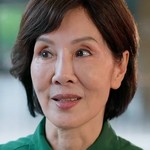 Da Hei's grandma is portrayed by Taiwanese actress Lam Sau Kwan (林秀君).