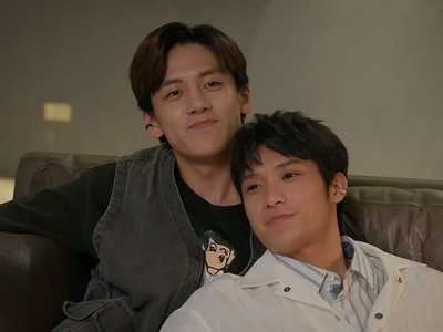 Xiao Bei and Da Hei get comfortable.