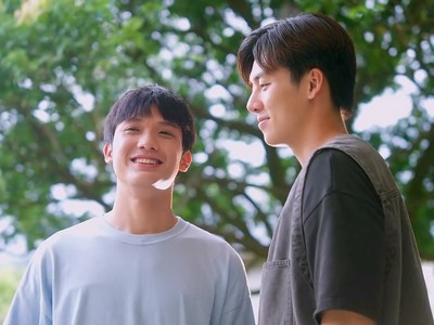 Xiao Bai and Da Hei are smiling.