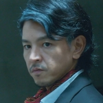 Shu Yi's dad is played by Yoza Eriku (与座重理久).