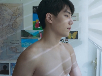 Shi De has a shirtless scene as he wakes up in the morning.