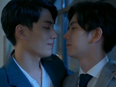 Shi De and Shu Yi stare into each other's eyes.