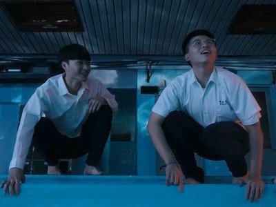 Jian and Kai are by the pool.