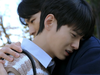 Jin Hyeok gives Ha Yeon a comforting hug.
