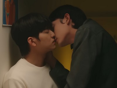 Jisu and Sihyeong kiss.