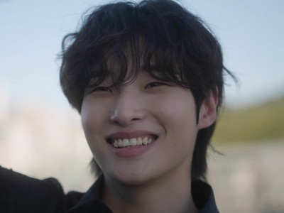 Jihan is portrayed by Korean actor Kan Hyeon Bae (간현배).