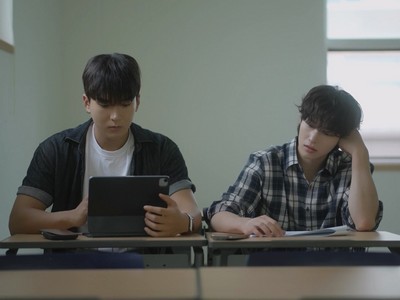 Jihan and Hyunjun are in the classroom.