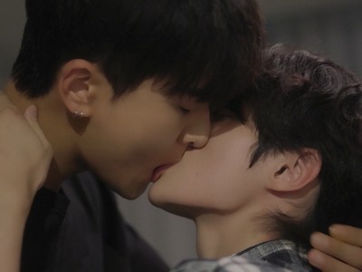 Jihan and Hyunjun kiss passionately.