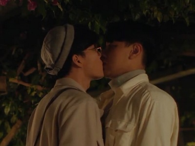 Van and Nhat have their first kiss in Follow My Sunshine Episode 3.