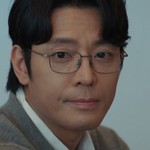 Hyun-soo is portrayed by Kim Joo Hun (김주헌).
