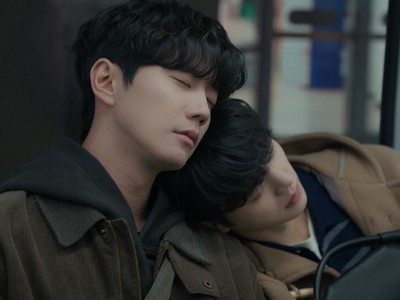 Pio rests his head on Jeongyo's shoulder.