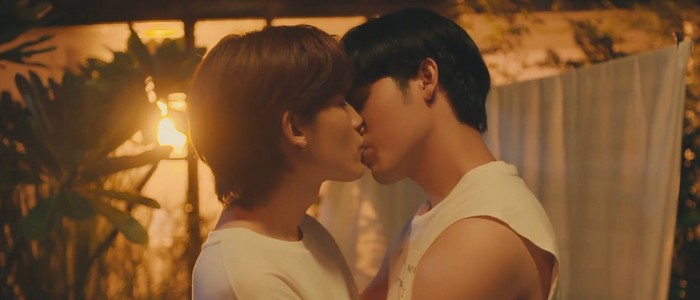 Kevin and Pluem make out in the night.