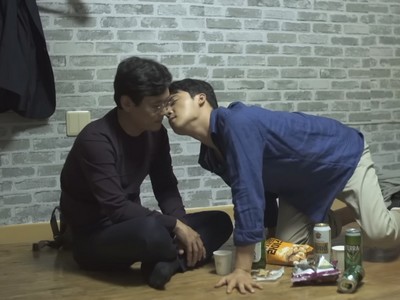 Sung Pil seduces Yong Guen in the motel room.
