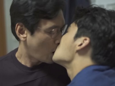 Yong Guen and Sung Pil kiss passionately.