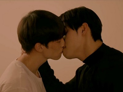 Soo Hyuk and Yoon Dae kiss.