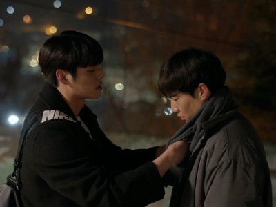 Yoon Dae puts a scarf around Soo Hyuk.